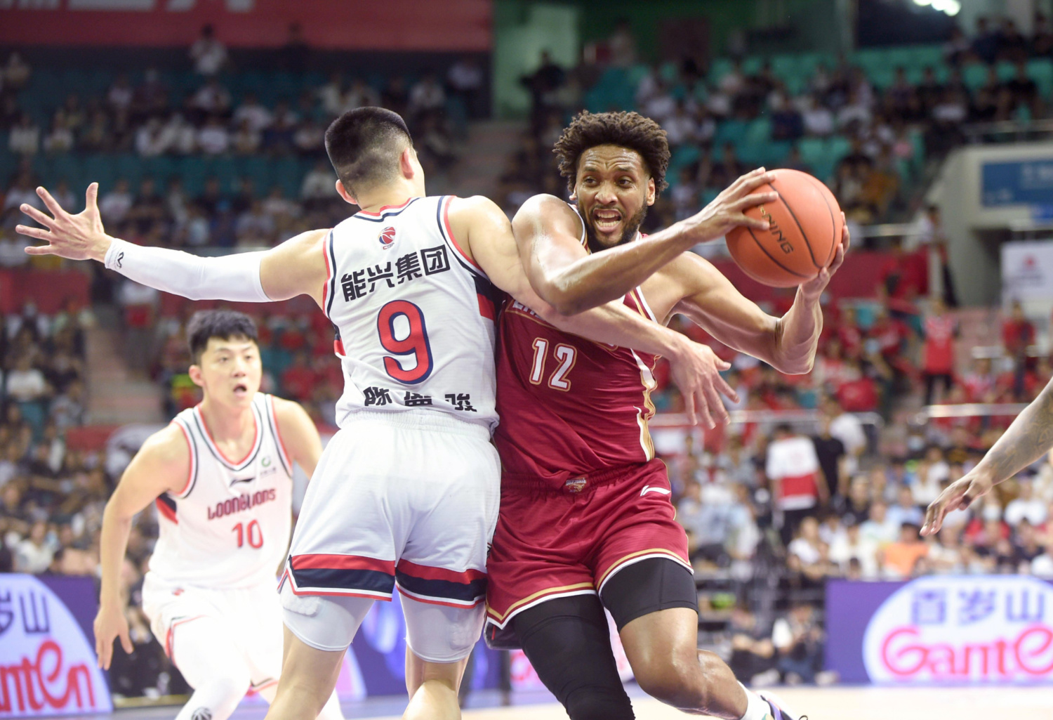 青岛队完胜江苏队,利拉德高光表现 青岛队完胜江苏队,利拉德高光表现